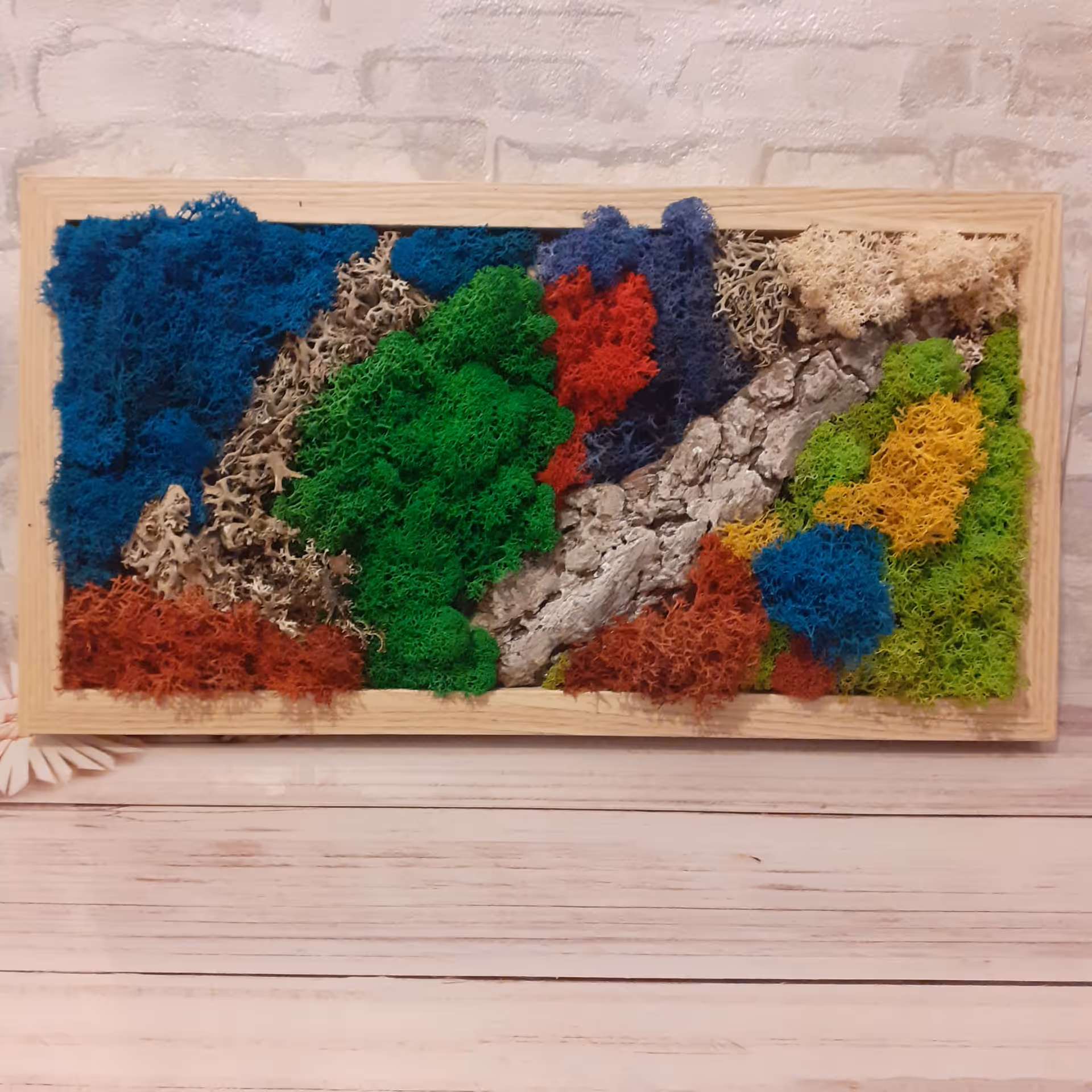 Panou decorativ din licheni colorați realizat de Sara's Gardens