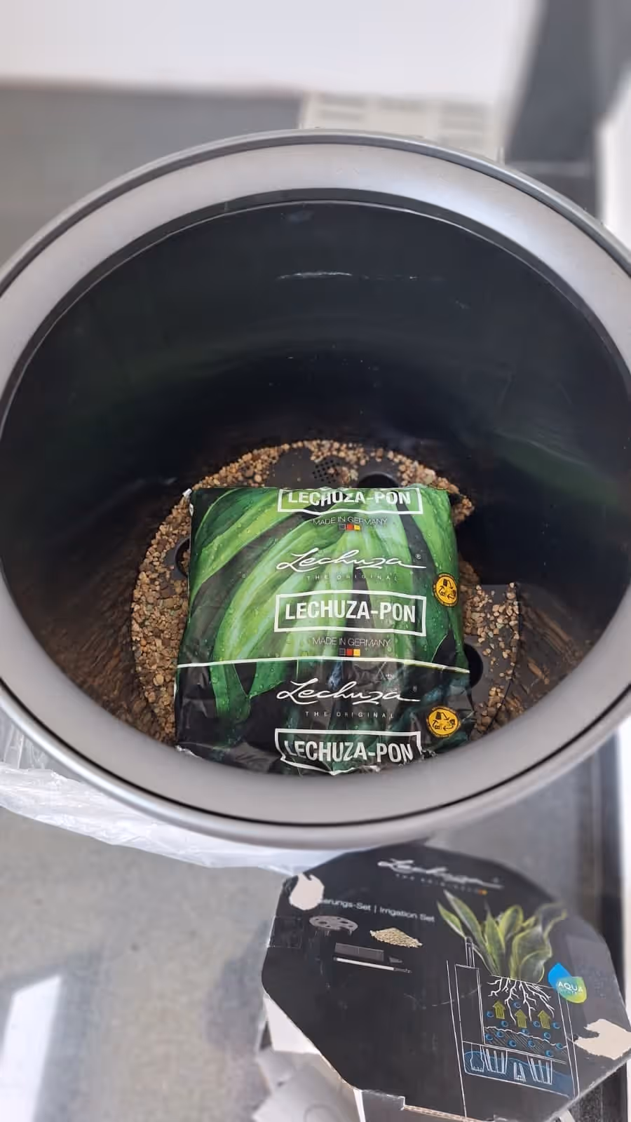 Substrat granular Lechuza-Pon pregătit într-un ghiveci