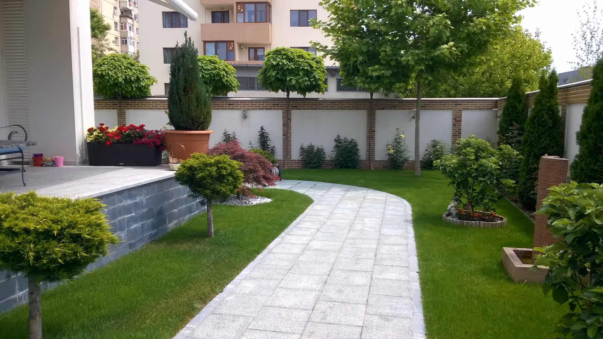 Alee de piatră prin grădină amenajată, proiect Sara's Gardens