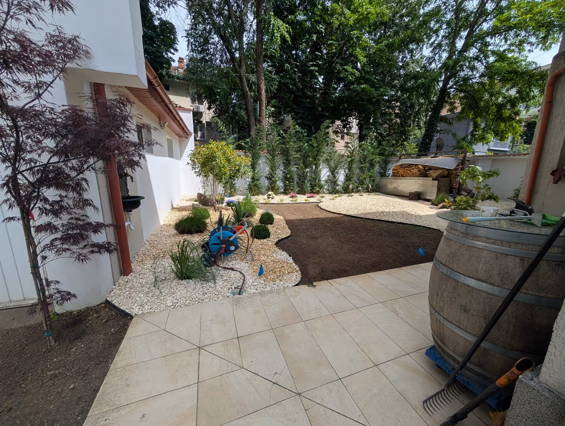 Șantier de amenajare în lucru: contur trasat pe teren și sol pregătit