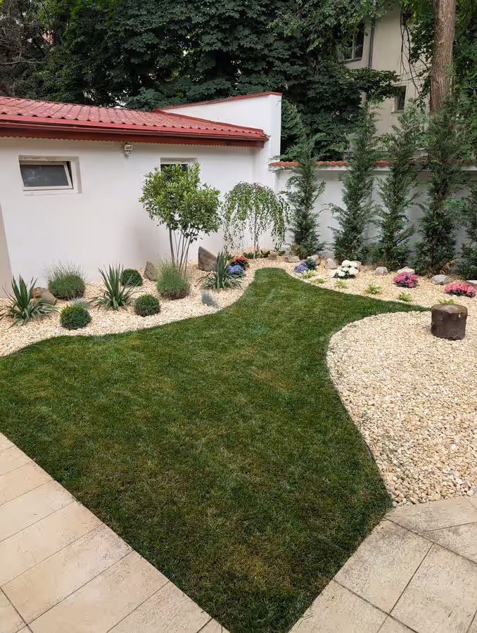 Gazon curbat cu pietriș alb decorativ și borduri de flori, amenajare Sara's Gardens
